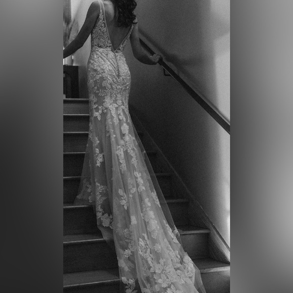 Maggie Sottero Greenley Wedding Dress size 4 (ivory over soft nude) - Picture 3 of 16